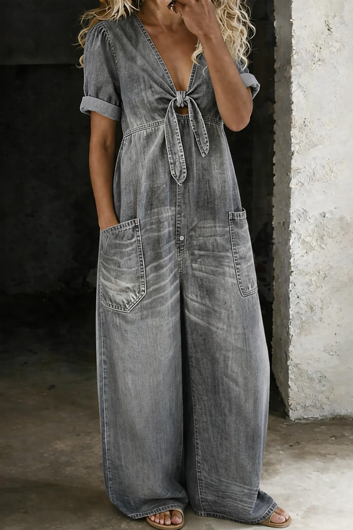 Benigna™ | Tuta in denim a maniche corte con scollatura a V e cintura
